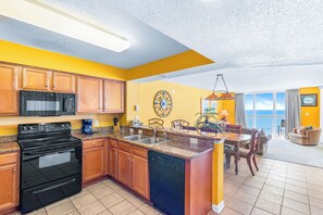 Kylskåp, mikrovågsugn, ugn och spishäll