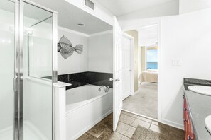 Douche, baignoire à jets, serviettes fournies