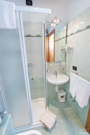 Shower, free toiletries, hair dryer, bidet - Hotel Posta (Comano Terme)