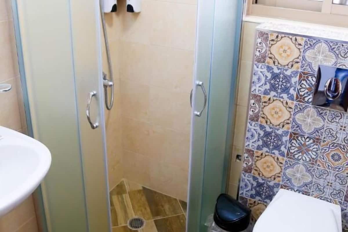 Twin Room | Bathroom | Shower, free toiletries, slippers, bidet