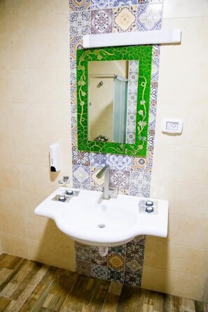Triple Room | Bathroom | Shower, free toiletries, slippers, bidet