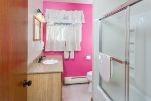 Ensemble douche/baignoire, sèche-cheveux, serviettes fournies, savon
