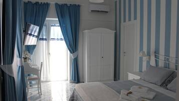 Desk, soundproofing, cribs/infant beds, free WiFi