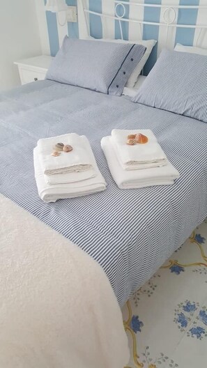 Triple Room, Multiple Beds, Terrace | Desk, soundproofing, cots/infant beds, free WiFi - B&B Il Giardino dei Glicini (Ercolano)