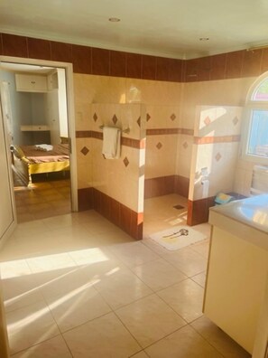 ห้องแฟมิลี่, ห้องน้ำรวม | ห้องน้ำ | กระดาษชำระ