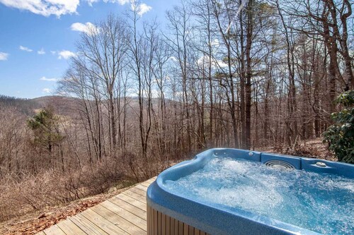 3BR / 2BA Cozy Mountain Cabin näköalalla, poreallas, yksityinen, lähellä Boone ja West Jefferson!