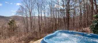 3BR / 2BA Gezellig Mountain Cabin met uitzicht, Hot Tub, privé, dicht bij Boone en West Jefferson!