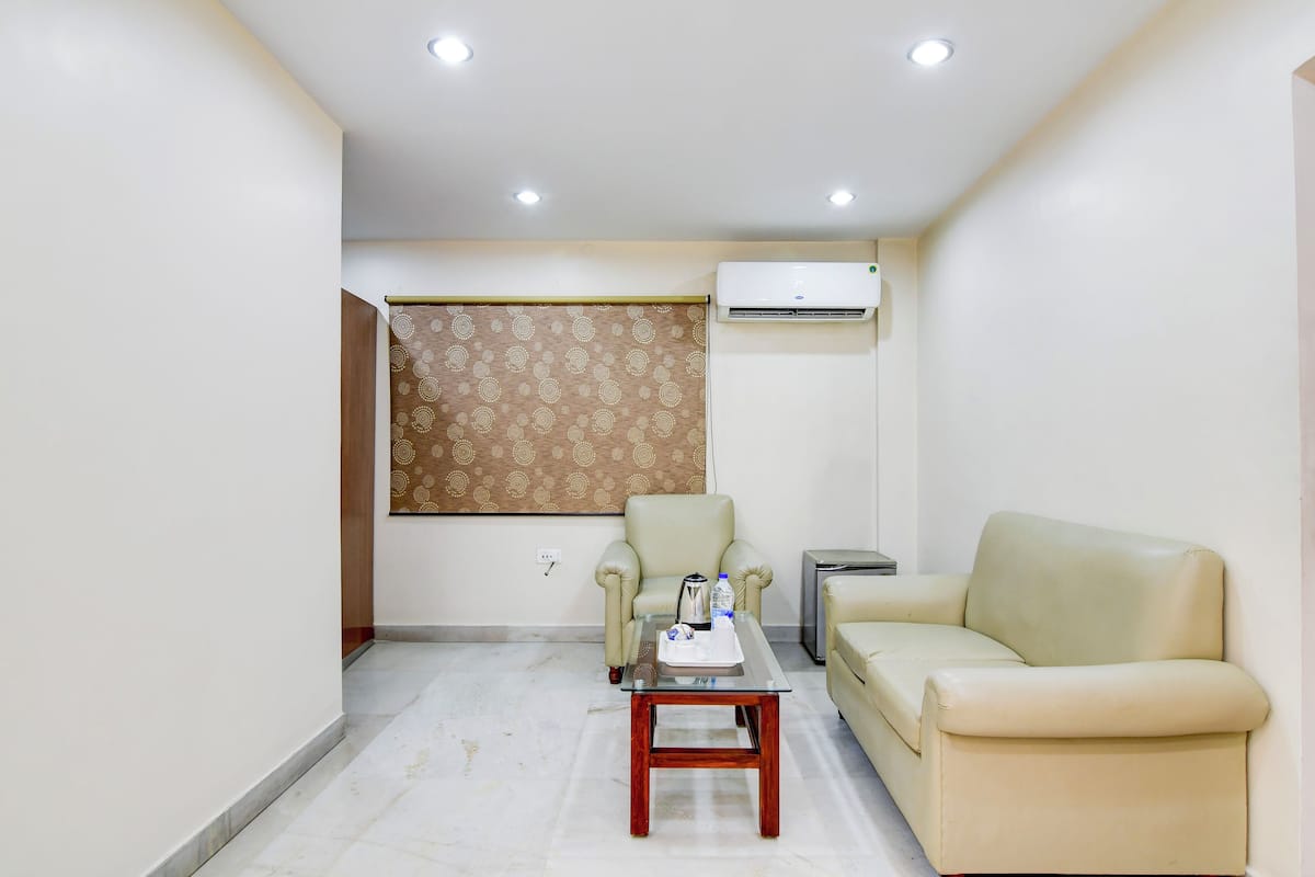 Habitació doble Deluxe, 1 llit de matrimoni gran, vistes a la ciutat | Zona de menjador de l'habitació