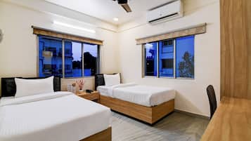 Habitación Deluxe doble, 1 cama de matrimonio grande, vistas a la ciudad | Camas supletorias y wifi gratis