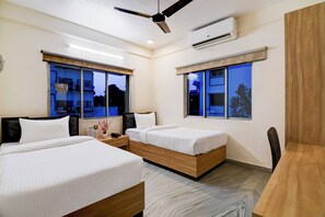 Deluxe Double Room, 1 King Bed, City View | Rollaway beds, free WiFi