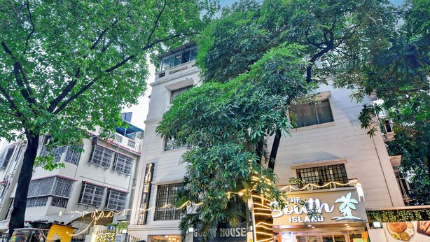 A building with a sign that reads "Giant House" and "Singapore Island". - The Inn (Kolkata)