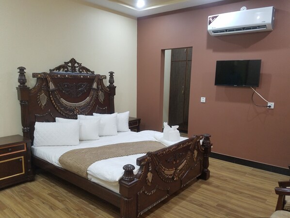 10 Schlafzimmer, hochwertige Bettwaren, Daunenbettdecken