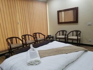 10 bedrooms, premium bedding, down duvets, Select Comfort beds - Red Roof Hotel (Sahiwal)