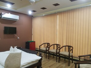 Quarto casal ou duplo empresarial, várias camas, vista para o pátio | Vista do quarto