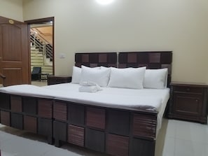 10 Schlafzimmer, hochwertige Bettwaren, Daunenbettdecken