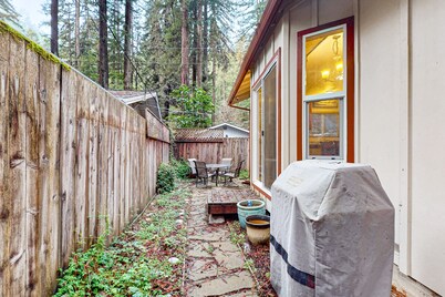 Dog-friendly cabin beneath towering redwoods with an enclosed yard - near river