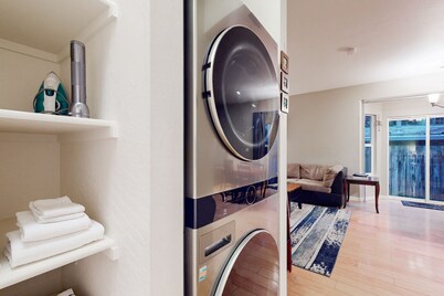 Dog-friendly cabin beneath towering redwoods with an enclosed yard - near river