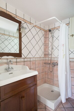 Bathtub, hair dryer, towels