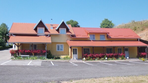 Front of property - Estate Pavlić (Rakovica)