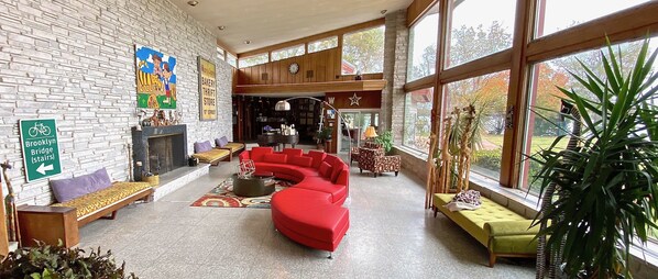 Casa panorámica, varias camas, vista al lago | Área de sala de estar | Chimenea