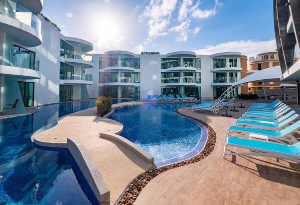 Outdoor pool - Апартаменты в Апарт-Отеле (Patong, Kathu)