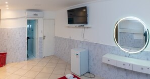 Minibar, blendingsgardiner, wi-fi (inkludert) og sengetøy