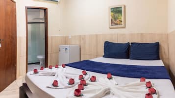 Quarto casal básico, 1 quarto | Frigobar, cortinas blackout, Wi-Fi de cortesia, roupa de cama