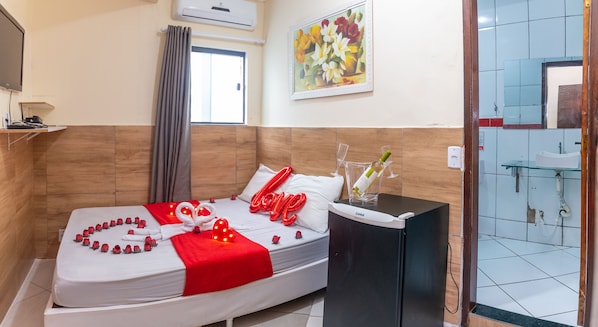 Minibar, blendingsgardiner, wi-fi (inkludert) og sengetøy