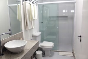 Shower, free toiletries, towels - Transcar Suítes (Aracaju)