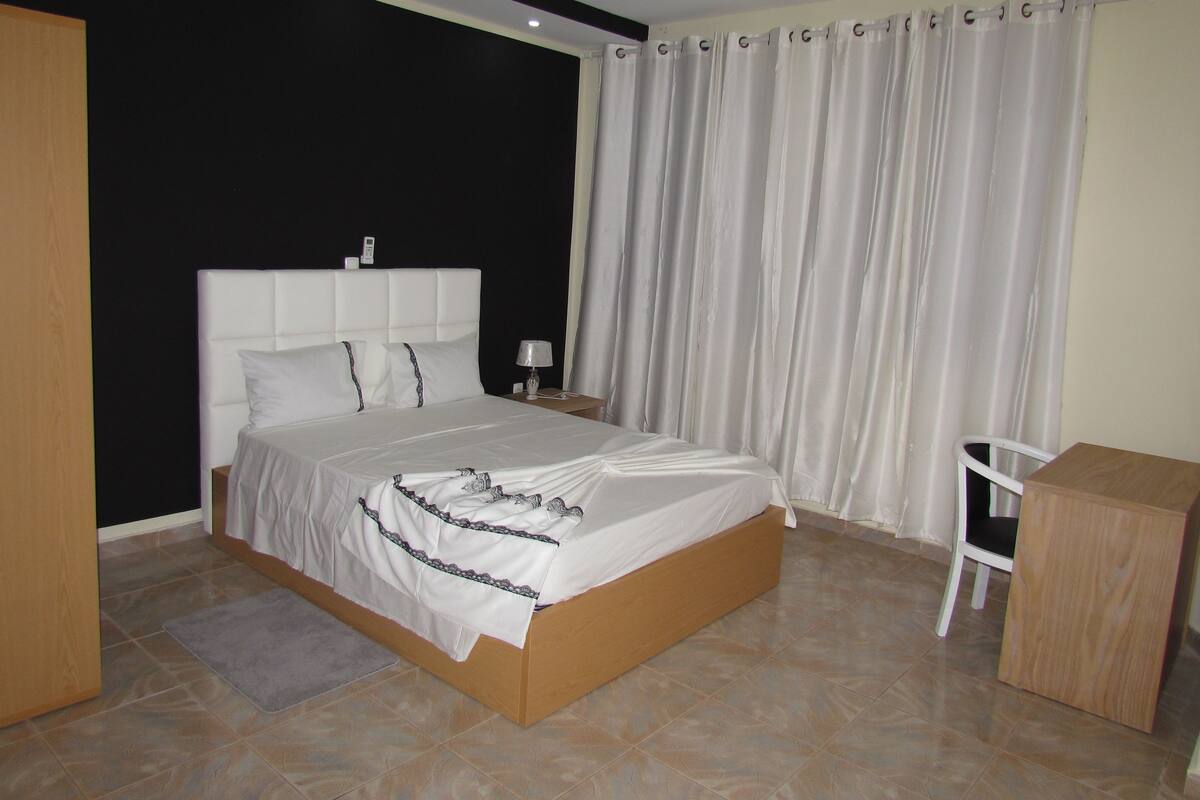 Family Room | Living room | Flat-screen TV