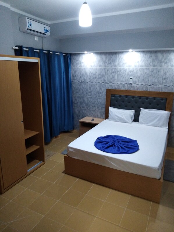 Chambre double | Salle de bain | Ensemble baignoire-douche, baignoire profonde