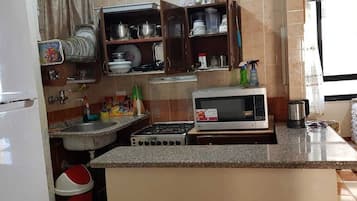 Apartment, 2 Bedrooms, Accessible, Beach View | Dapur peribadi | Peti sejuk/penyejuk beku saiz penuh, ketuhar gelombang mikro, ketuhar