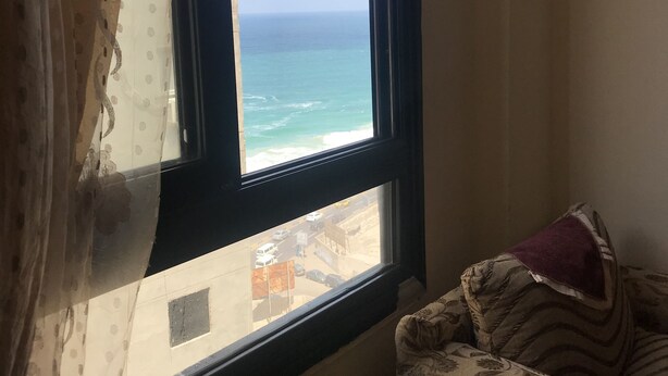 Appartement, 2 slaapkamers, toegankelijk voor mindervaliden, uitzicht op het strand | Woonruimte | Flatscreentelevisie, Netflix, betaalfilms en vloerwarming