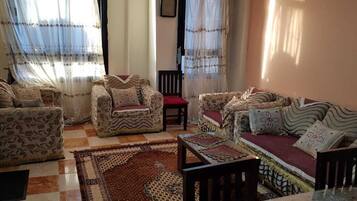 Apartemen, 2 kamar tidur, akses difabel, pemandangan pantai | Area keluarga | Televisi layar datar 48-inci dengan saluran TV satelit, TV, dan Netflix