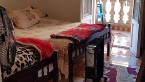 Appartement, 2 slaapkamers, toegankelijk voor mindervaliden, uitzicht op het strand | 2 slaapkamers, een bureau, een strijkplank/strijkijzer, reisbedje
