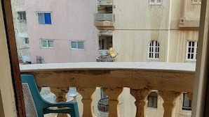 Appartement, 2 slaapkamers, toegankelijk voor mindervaliden, uitzicht op het strand | 2 slaapkamers, een bureau, een strijkplank/strijkijzer, reisbedje