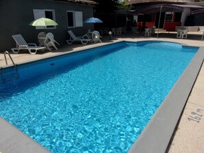 Una piscina al aire libre