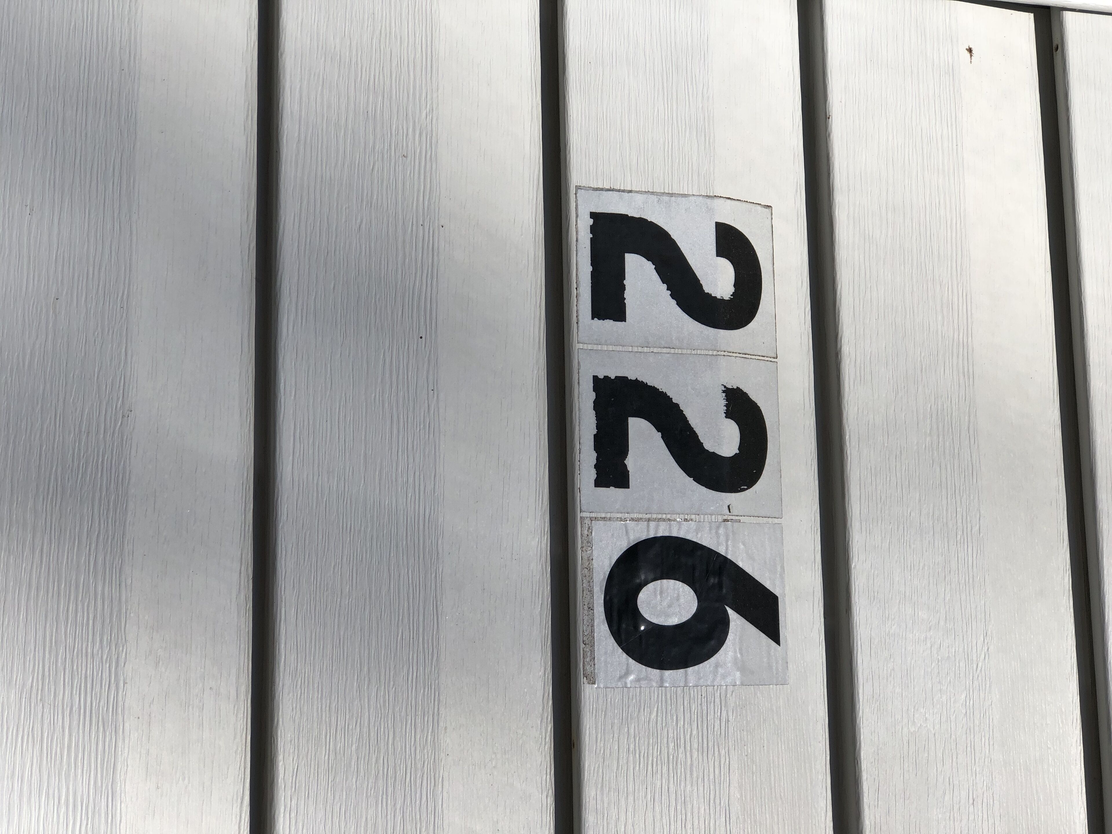 Primer plano de una superficie metálica con un letrero rectangular que muestra el número "226".
