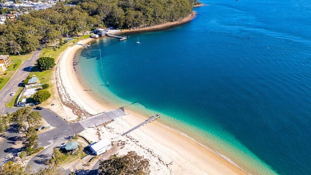 Beach nearby - Bay Parklands, 34 2 Gowrie Avenue - Air con, Wifi, Views, Pool, Spa & Tennis Court (Nelson Bay)