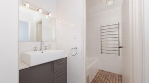 Bathtub - Bay Parklands, 34 2 Gowrie Avenue - Air con, Wifi, Views, Pool, Spa & Tennis Court (Nelson Bay)