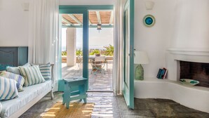 Una habitación acogedora con sofá, una mesita y vistas al exterior.