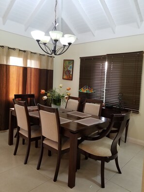 Villa, 3 slaapkamers, niet-roken | Dineren in de kamer