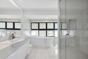 Hair dryer, towels - Mermaids Reach, Stunning House on Hamilton Island (Hamilton Island)