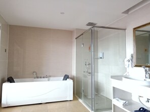 Romantische kamer | Badkamer | Een douche, een bubbelbad, gratis toiletartikelen, een haardroger