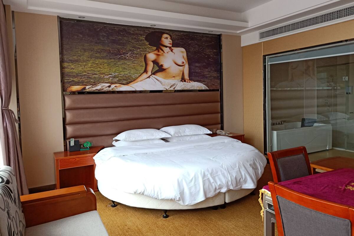 Habitación romántica | Caja fuerte, cortinas opacas, sistema de insonorización y ropa de cama