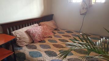 1 habitación, tabla de planchar con plancha, wifi y ropa de cama
