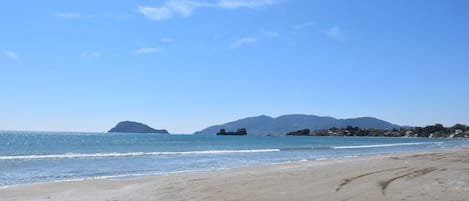 Una spiaggia nelle vicinanze