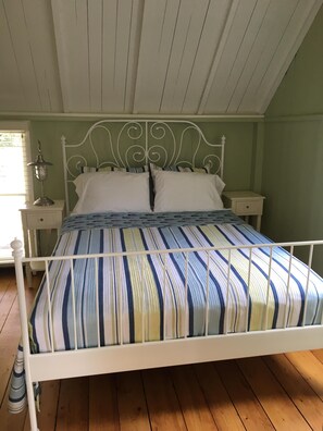 5 bedrooms, iron/ironing board, WiFi - Spacious Victorian, 5 minute walk to beach, town, and ferry in Oak Bluffs (Oak Bluffs)