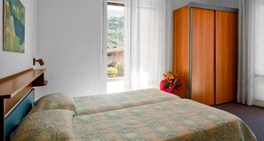 Escritorio, cortinas blackout, wifi gratis y ropa de cama 