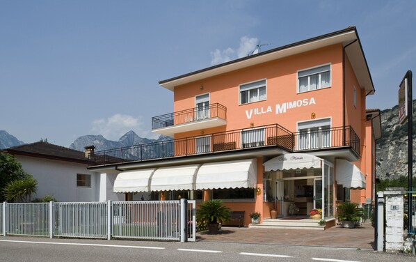 Front of property - Albergo Villa Mimosa (Nago-Torbole)